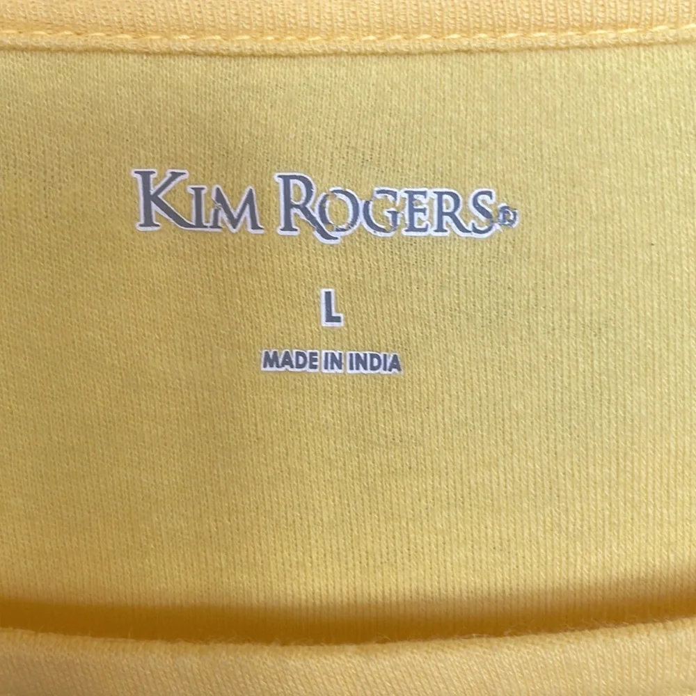 Cute yellow shirt - Picture 3 of 4